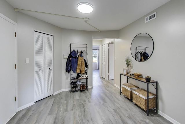 475 Shenstone Road 104, Riverside, IL 60546