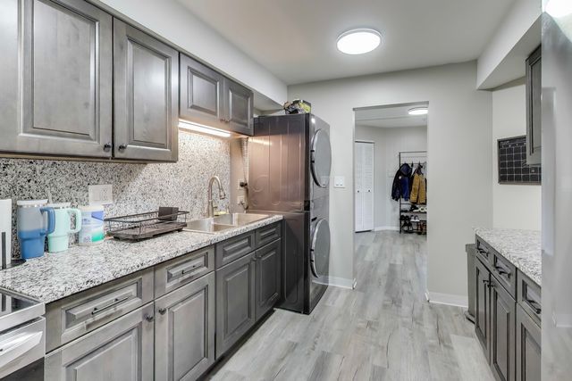 475 Shenstone Road 104, Riverside, IL 60546