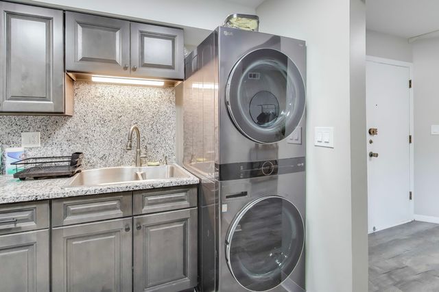 475 Shenstone Road 104, Riverside, IL 60546