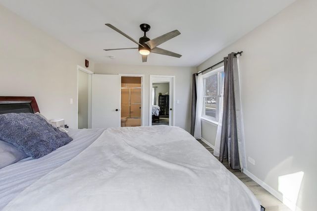 475 Shenstone Road 104, Riverside, IL 60546