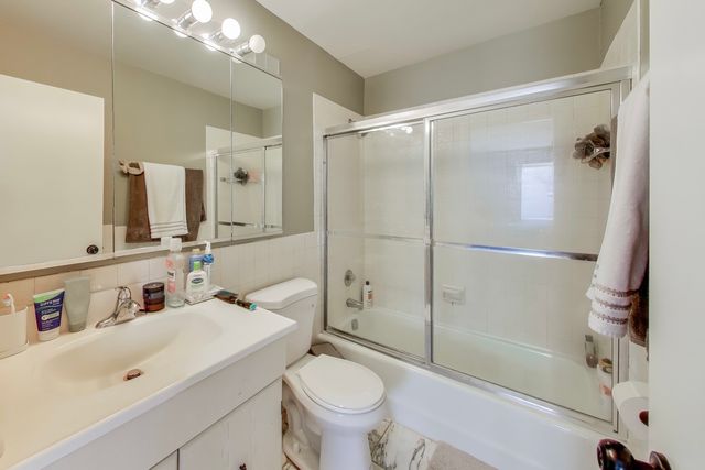 475 Shenstone Road 104, Riverside, IL 60546