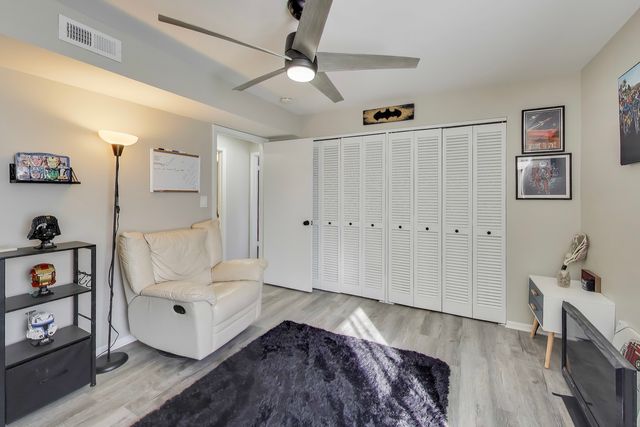 475 Shenstone Road 104, Riverside, IL 60546