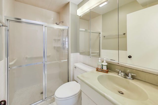 475 Shenstone Road 104, Riverside, IL 60546