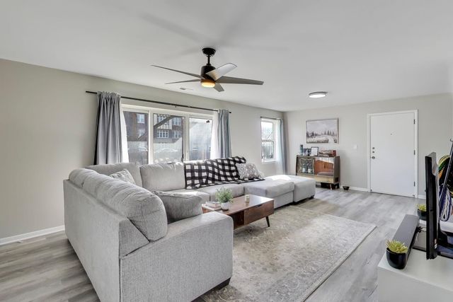 475 Shenstone Road 104, Riverside, IL 60546