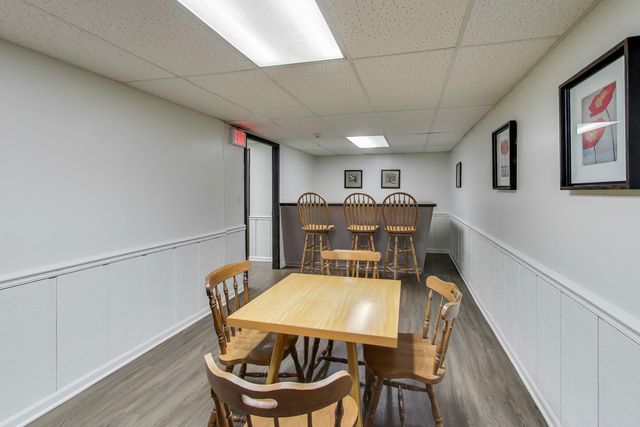 475 Shenstone Road 104, Riverside, IL 60546