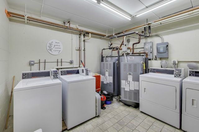 475 Shenstone Road 104, Riverside, IL 60546