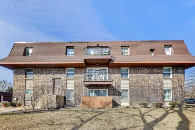 475 Shenstone Road 104, Riverside, IL 60546