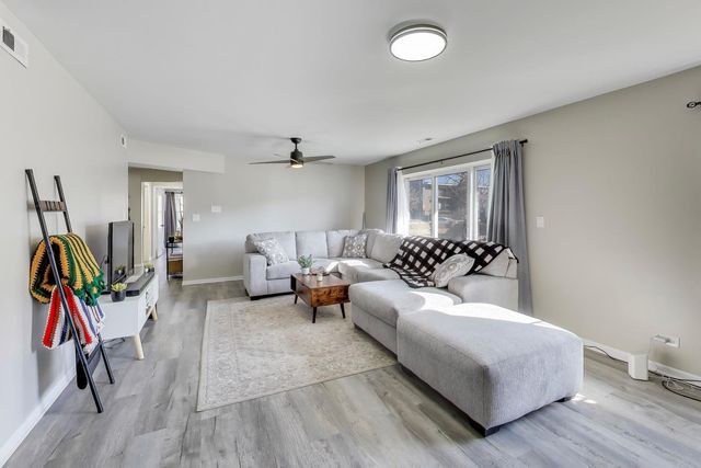 475 Shenstone Road 104, Riverside, IL 60546