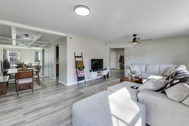 475 Shenstone Road 104, Riverside, IL 60546