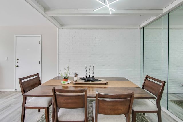 475 Shenstone Road 104, Riverside, IL 60546