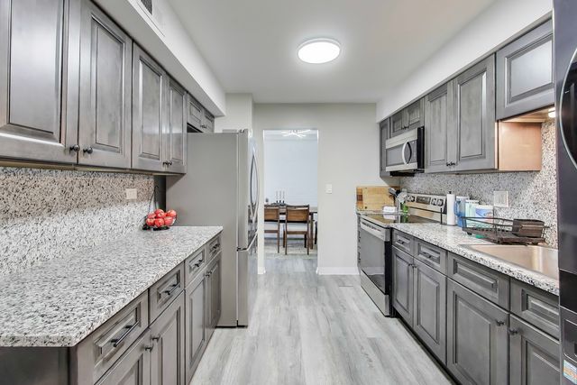 475 Shenstone Road 104, Riverside, IL 60546