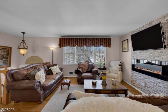 44 Deer Path Dr, Mount Olive Twp., NJ 07836