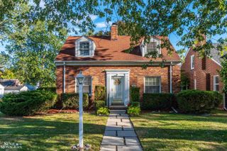1930 Fleetwood Drive, Grosse Pointe Woods, MI 48236