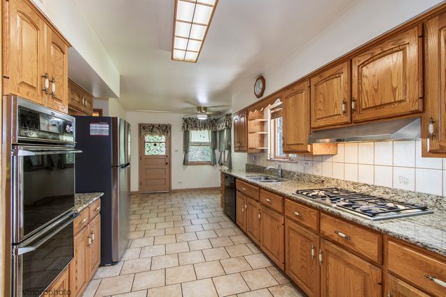 109 W Berkshire Lane, Mount Prospect, IL 60056