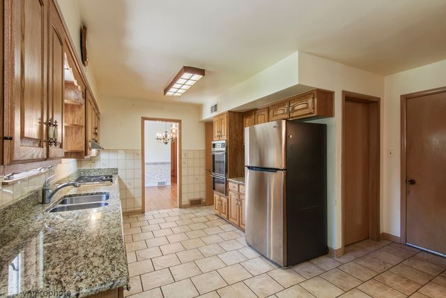 109 W Berkshire Lane, Mount Prospect, IL 60056