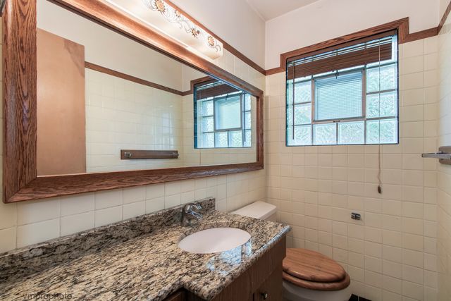 109 W Berkshire Lane, Mount Prospect, IL 60056