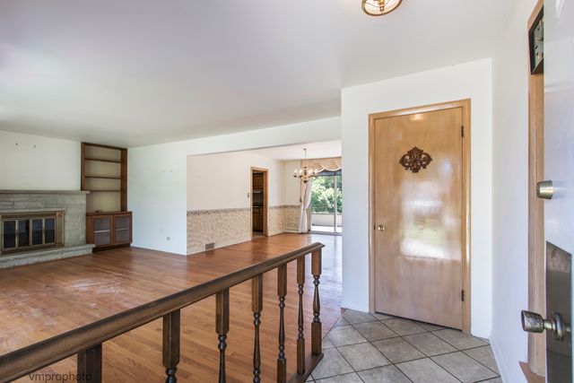 109 W Berkshire Lane, Mount Prospect, IL 60056