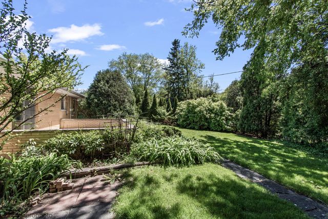 109 W Berkshire Lane, Mount Prospect, IL 60056