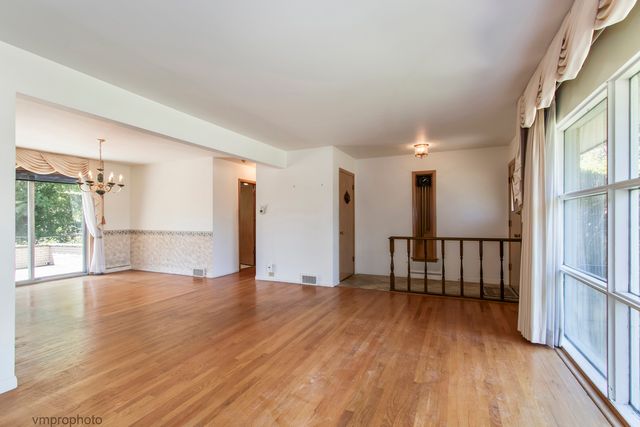 109 W Berkshire Lane, Mount Prospect, IL 60056