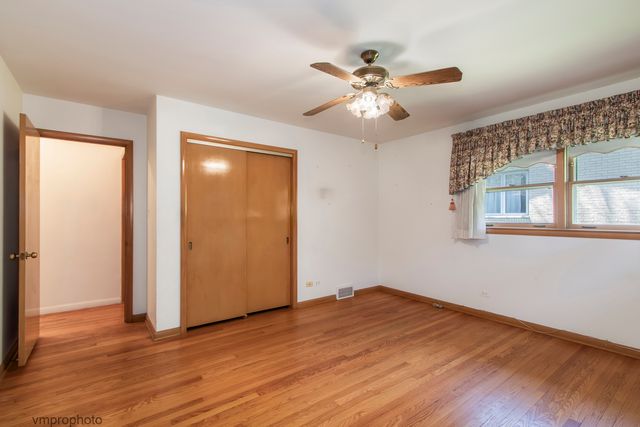 109 W Berkshire Lane, Mount Prospect, IL 60056