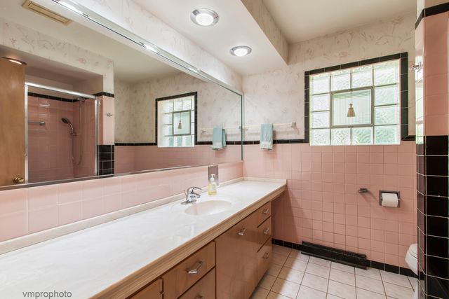 109 W Berkshire Lane, Mount Prospect, IL 60056