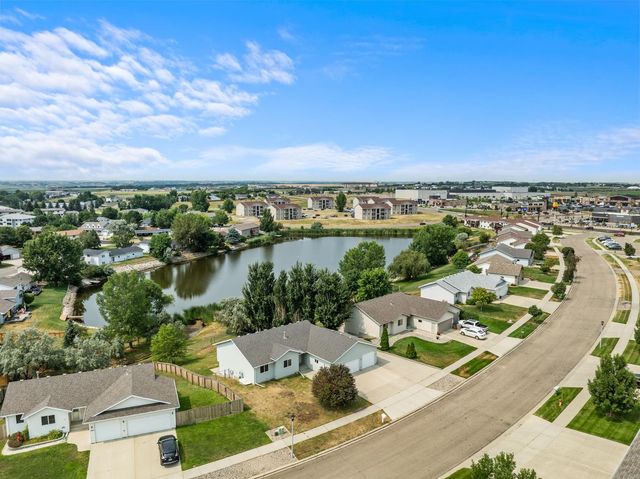 2009 Lakeside St. NW, Minot, ND 58703