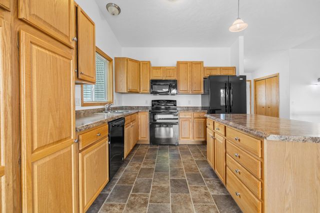 2009 Lakeside St. NW, Minot, ND 58703