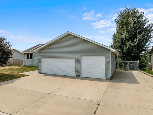 2009 Lakeside St. NW, Minot, ND 58703