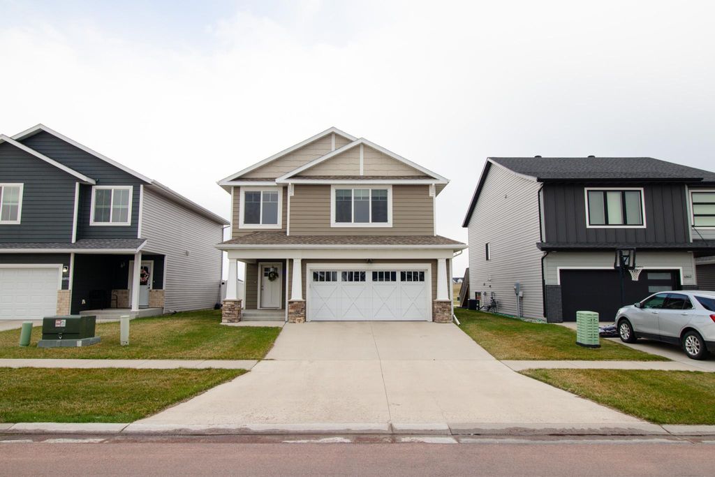 6877 17th Street S, Fargo, ND 58104