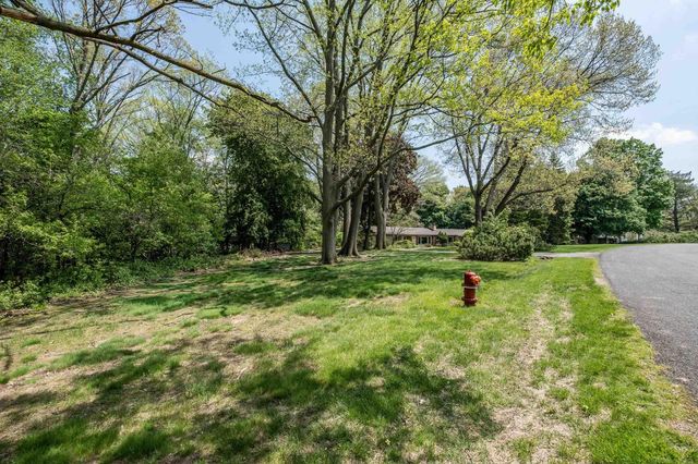 2800 Tewksbury Drive, Troy, MI 48098