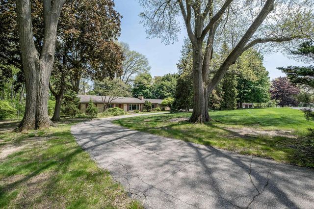 2800 Tewksbury Drive, Troy, MI 48098