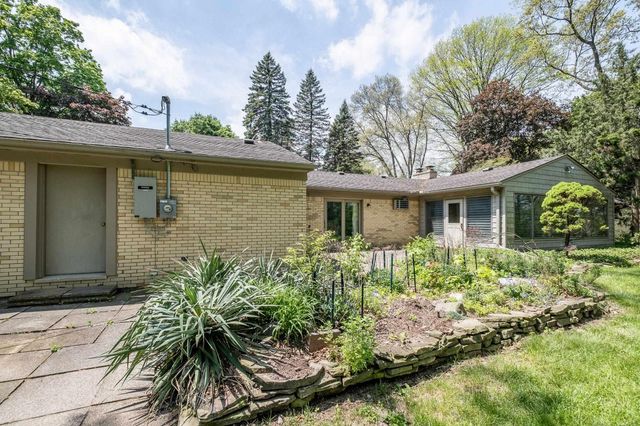 2800 Tewksbury Drive, Troy, MI 48098