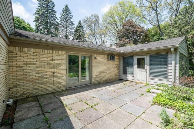 2800 Tewksbury Drive, Troy, MI 48098