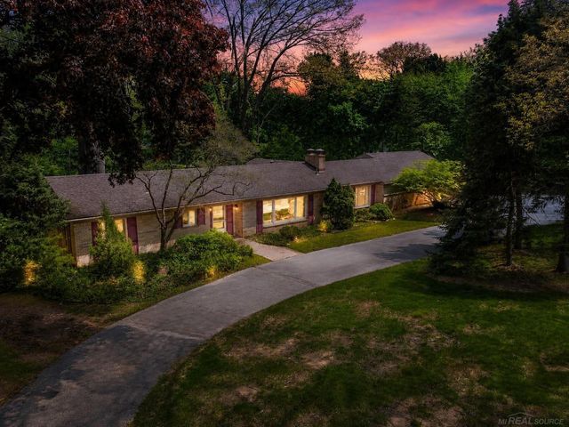 2800 Tewksbury Drive, Troy, MI 48098
