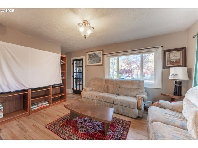 745 Ne 16TH St, Salem, OR 97301