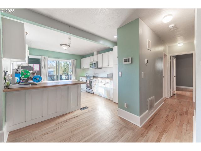 745 Ne 16TH St, Salem, OR 97301