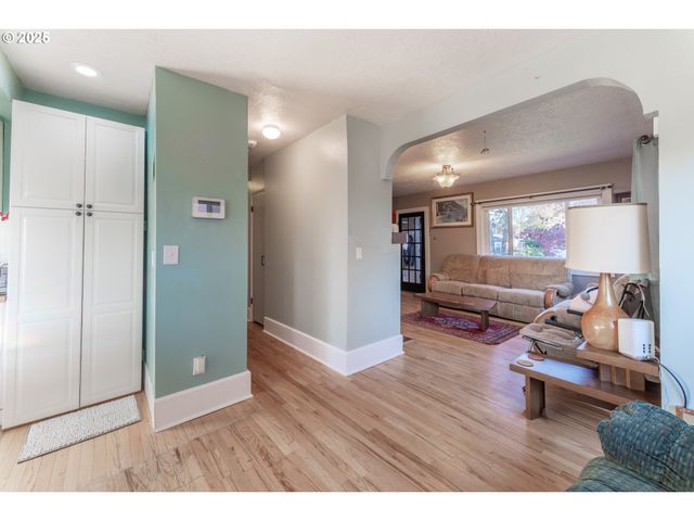 745 Ne 16TH St, Salem, OR 97301