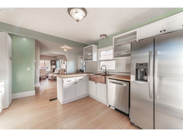 745 Ne 16TH St, Salem, OR 97301