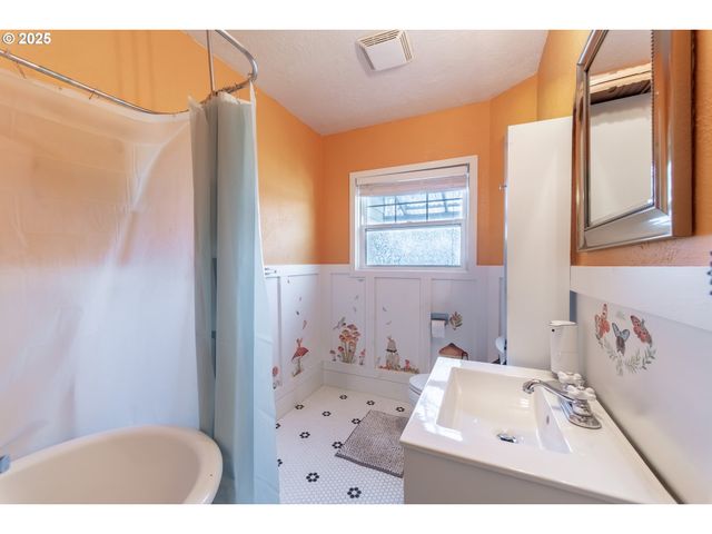 745 Ne 16TH St, Salem, OR 97301