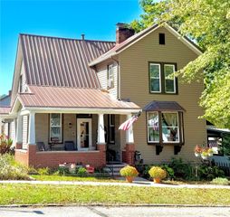 624 Center St, Smithton, PA 15479