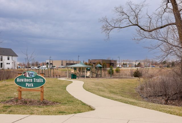 32 N Acacia Drive, Hawthorn Woods, IL 60047