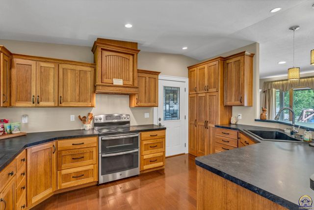 721 NW 62nd St, Topeka, KS 66617