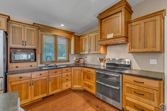 721 NW 62nd St, Topeka, KS 66617