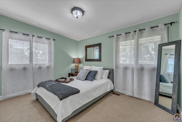 721 NW 62nd St, Topeka, KS 66617