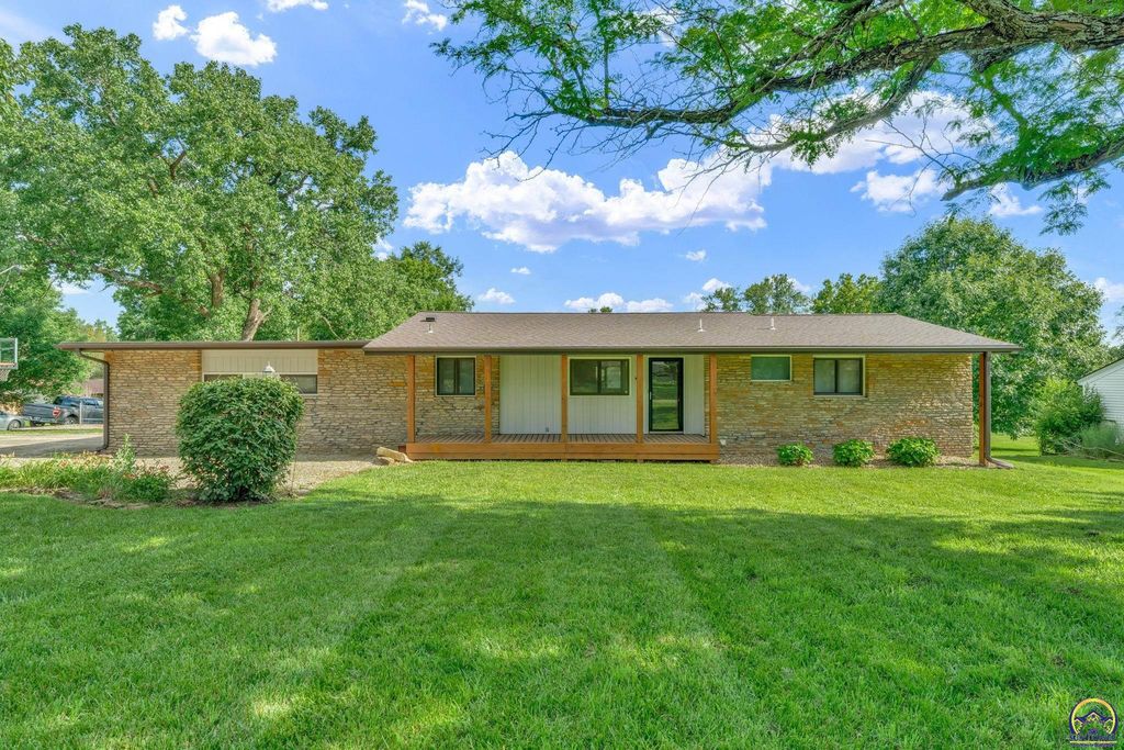 721 NW 62nd St, Topeka, KS 66617