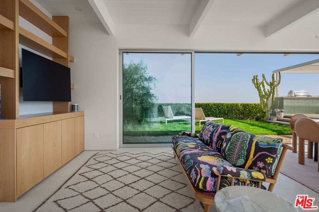 Image 13 of property listing at 1227 Tellem Drive, Pacific Palisades, CA 90272