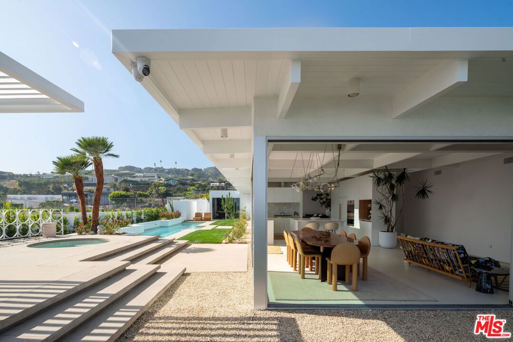 Image 15 of property listing at 1227 Tellem Drive, Pacific Palisades, CA 90272