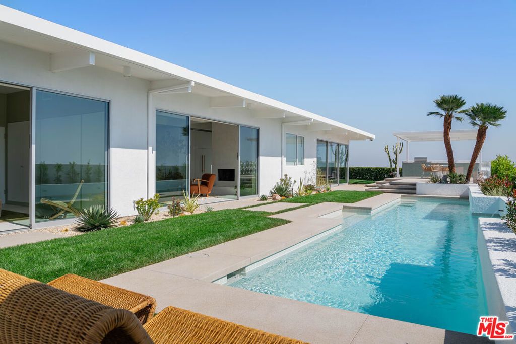 Image 18 of property listing at 1227 Tellem Drive, Pacific Palisades, CA 90272