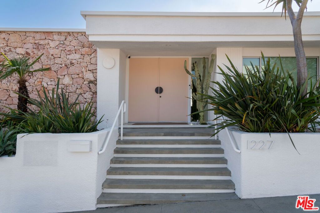 Image 3 of property listing at 1227 Tellem Drive, Pacific Palisades, CA 90272