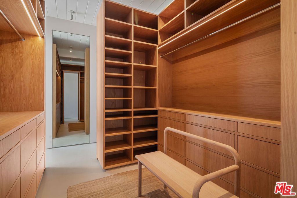 Image 38 of property listing at 1227 Tellem Drive, Pacific Palisades, CA 90272